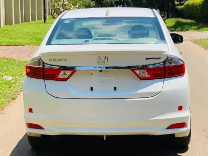 Picture of Honda Grace 2015
