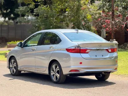 Picture of Honda Grace 2015