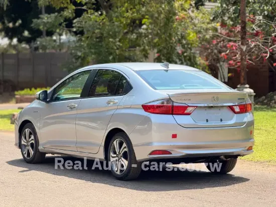 Picture of Honda Grace 2015