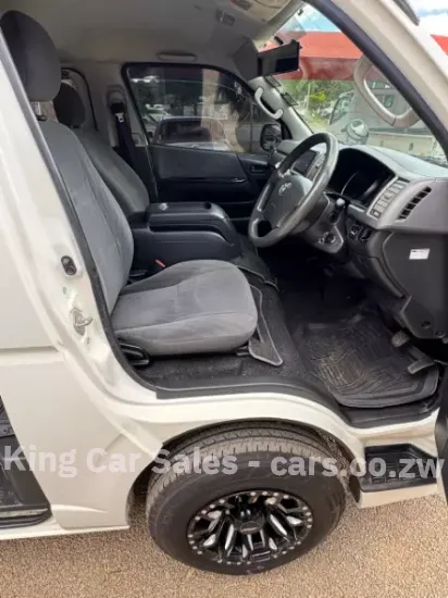 Picture of Toyota Quantum 2013