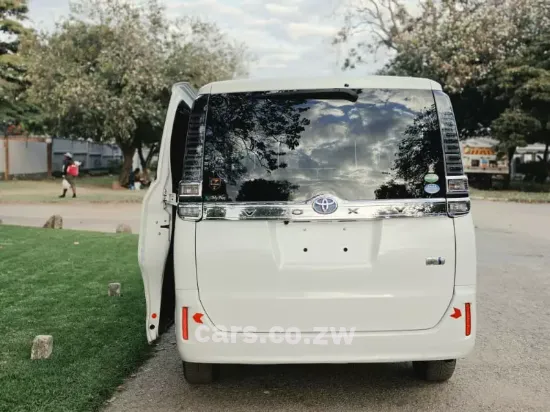 Picture of Toyota Voxy 2018