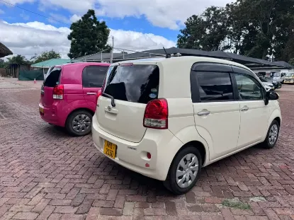 Picture of Toyota Porte 2016
