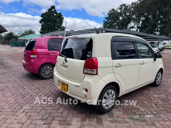 Picture of Toyota Porte 2016