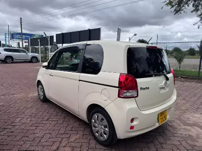 Picture of Toyota Porte 2016