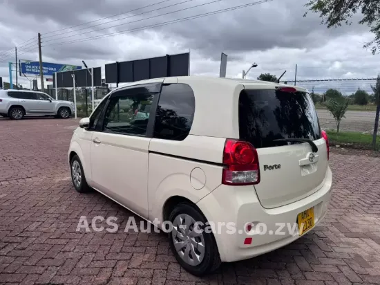 Picture of Toyota Porte 2016