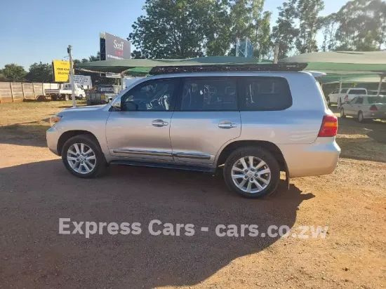 Picture of Toyota Land Cruiser 2013