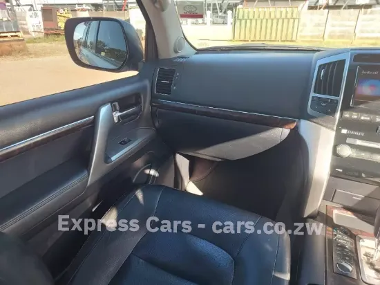 Picture of Toyota Land Cruiser 2013