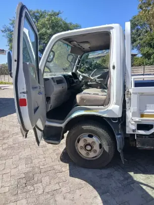 Picture of Hino Dutro 2004