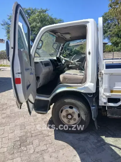 Picture of Hino Dutro 2004