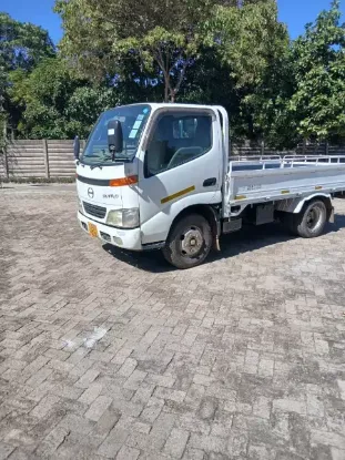 Picture of Hino Dutro 2004