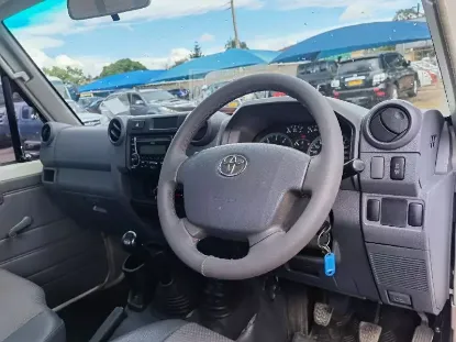 Picture of Toyota land-cruiser 2013