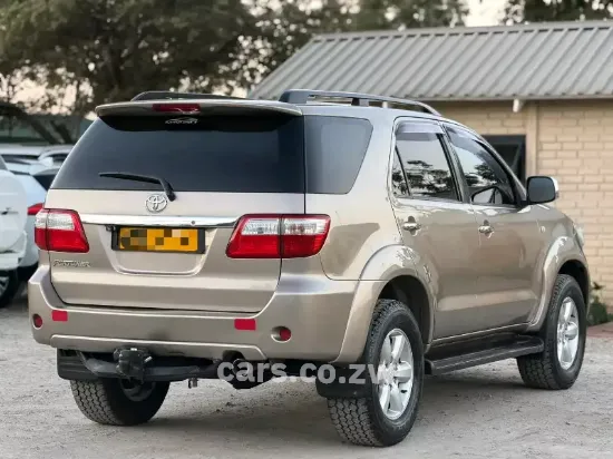 Picture of Toyota Fortuner 2010