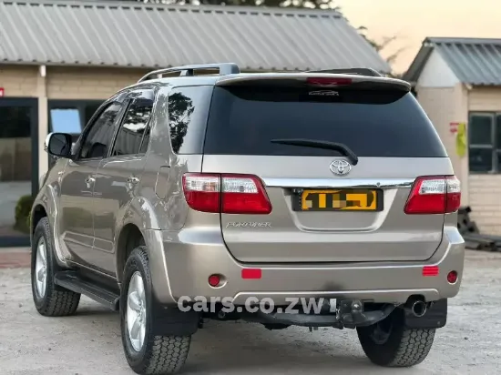 Picture of Toyota Fortuner 2010