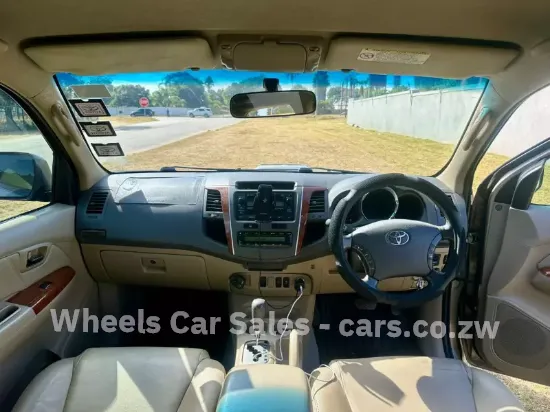Picture of Toyota Fortuner 2011