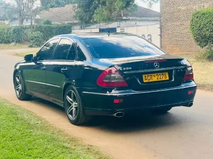 Picture of Mercedes Benz E-Class 2009