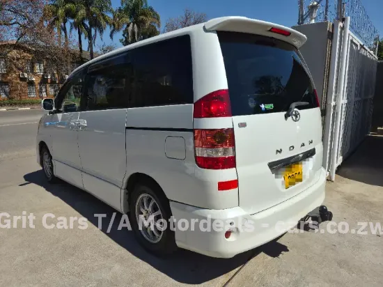 Picture of Toyota Noah 2001
