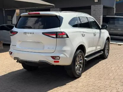 Picture of Isuzu Mu-X 2021