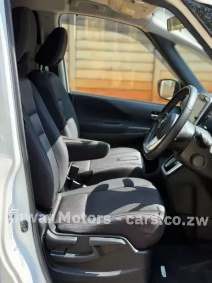Picture of Nissan Serena 2017