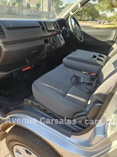 Picture of Toyota Quantam 2017