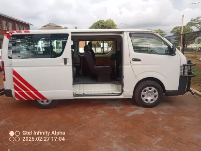 Picture of Toyota Hiace 10 seater (baby quantum)