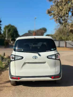 Picture of Toyota Sienta 2017