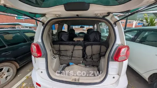 Picture of Toyota porte 2015