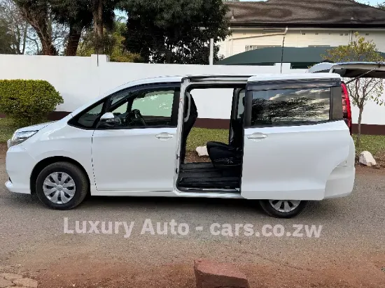 Picture of Toyota Noah 2017