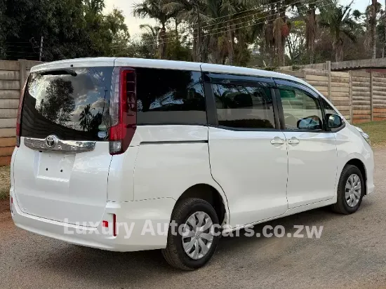 Picture of Toyota Noah 2017